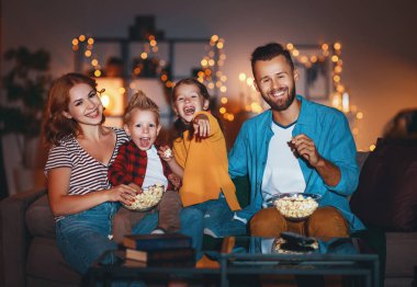 aile anne baba ve çocuk izlerken projektör, Tv, film