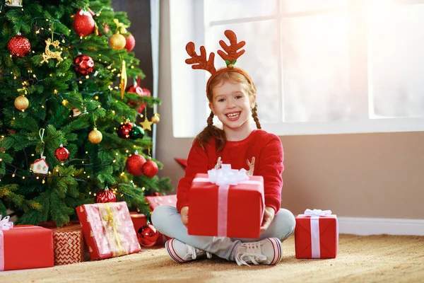 Felice ridere bambina con il regalo di Natale a hom — Foto Stock