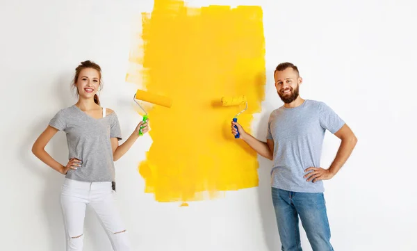 Junges glückliches Paar repariert und bemalt Wand bei hom — Stockfoto