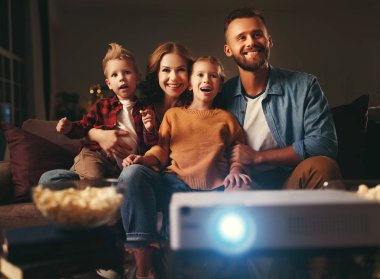 aile anne baba ve çocuk izlerken projektör, Tv, film