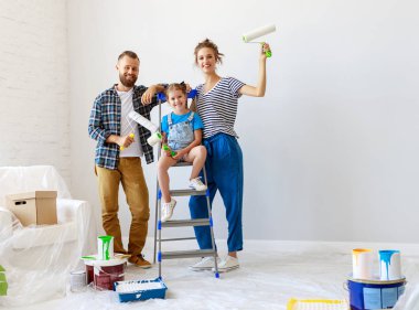 Dairede onarın. Mutlu aile anne, baba ve çocuk daugh