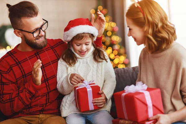 Familia feliz con regalos cerca del árbol de Navidad en hom — Foto de Stock