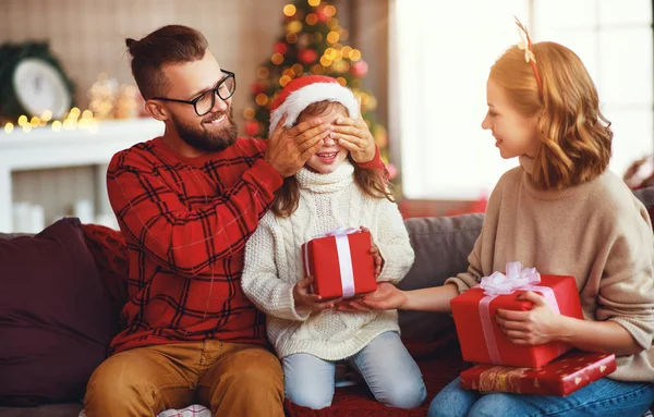 Família feliz com presentes perto da árvore de Natal no hom — Fotografia de Stock