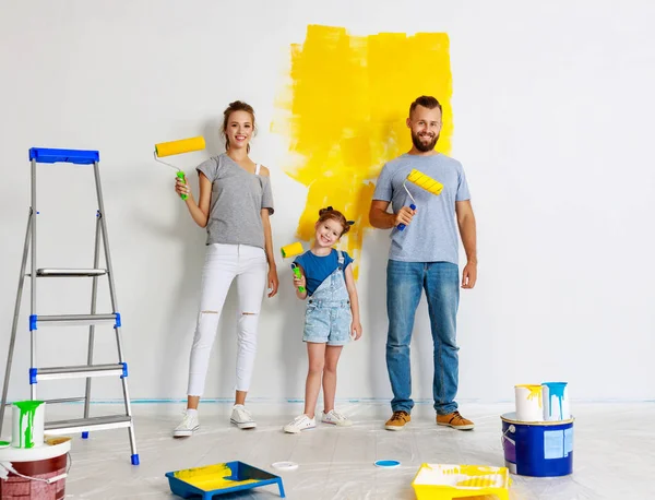 Reparatur in der Wohnung. glückliche Familienmutter, Vater und Tochter — Stockfoto