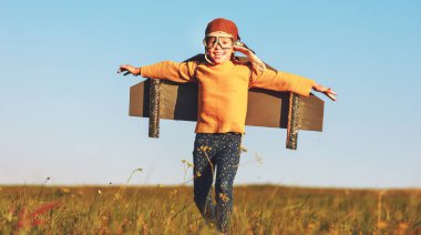 Uçak kanatları ile çocuk pilot havacı seyahat hayalleri i