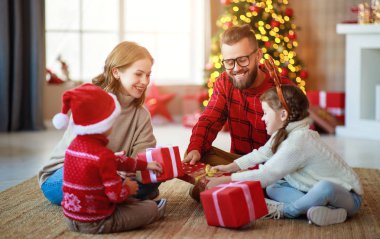Mutlu aile Noel sabahı hediyelerini açar.