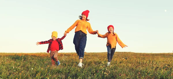 Щаслива родина мати і діти в осінній природі на сонці — стокове фото