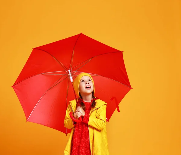 赤い傘で笑う幸せな感情的陽気な子供の女の子 — ストック写真