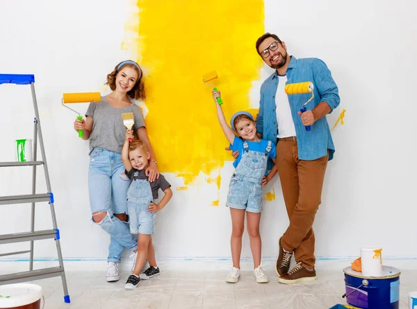 Reparation i lägenhet. Lycklig familj mor, far och barn — Stockfoto