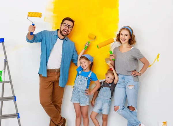 Reparação em apartamento. Mãe de família feliz, pai e filhos — Fotografia de Stock