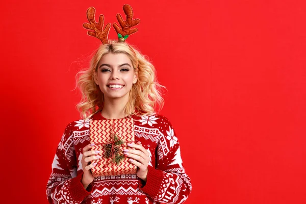 Happy young cheerful girl laughs and jumps in christmas hat and — Stock Photo, Image