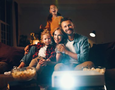 aile anne baba ve çocuk izlerken projektör, Tv, film