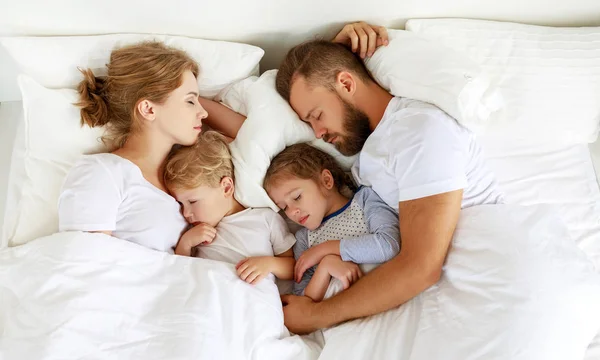 Sonno sano. famiglia felice genitori e bambini che dormono in whi — Foto Stock