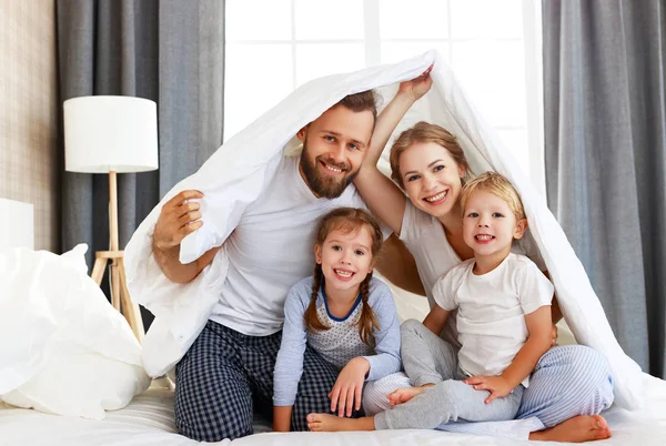 Gelukkig familie moeder, vader en kinderen lachen, spelen en s — Stockfoto