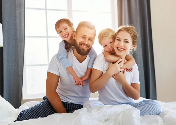 Família feliz mãe, pai e filhos rindo, brincando e s — Fotografia de Stock