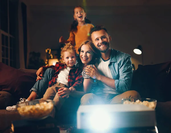 Familie Mutter Vater und Kinder vor Projektor, Fernseher, Filme — Stockfoto