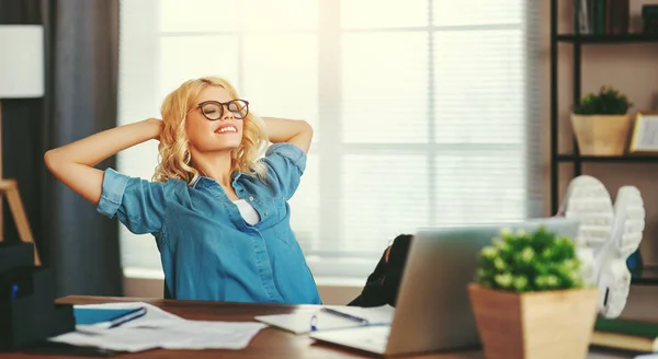 Feliz joven mujer de negocios en casa oficina trabajando en la computadora —  Fotos de Stock