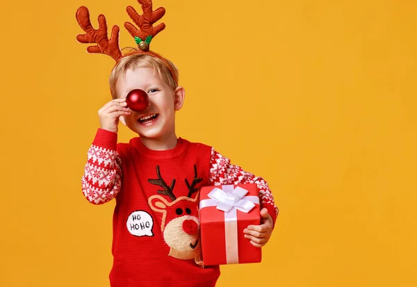Felice bambino divertente ragazzo in rosso costume renna di Natale con gif — Foto Stock