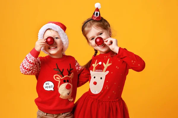 Felice divertente emotivo bambini ragazzo e ragazza in rosso Natale re — Foto Stock