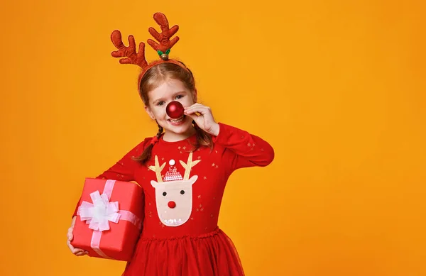 Menina engraçada feliz em vermelho traje de rena de Natal com gi — Fotografia de Stock