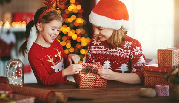 Felice famiglia madre e bambino pacchetto regali di Natale a casa vicino — Foto Stock