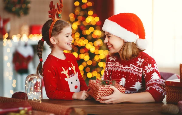 Família feliz mãe e criança embalar presentes de Natal em casa perto — Fotografia de Stock