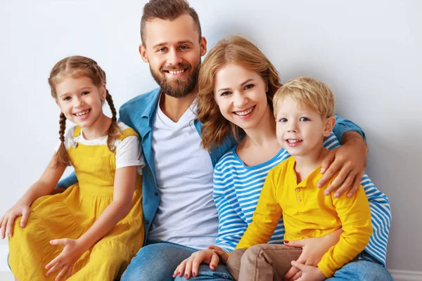 Счастливая семья отец и дети дочь и сын рядом с — стоковое фото