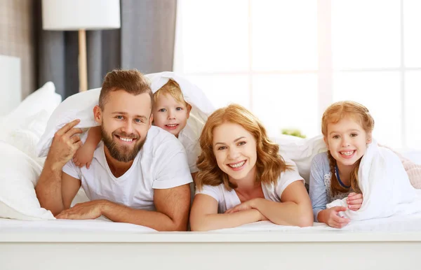 Mutlu aile anne, baba ve çocuklar gülüyor, oynuyor ve... — Stok fotoğraf