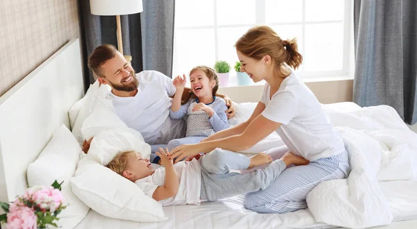 Gelukkig familie moeder, vader en kinderen lachen, spelen en t — Stockfoto