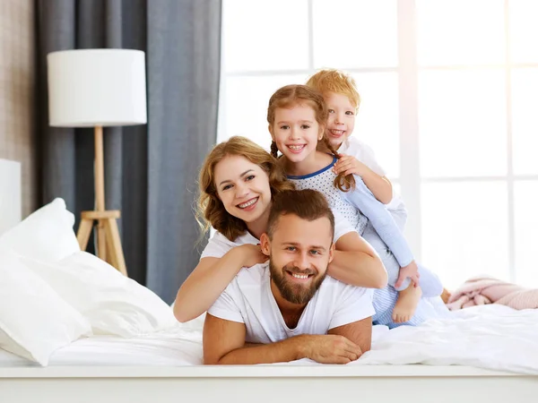 Gelukkig gezin moeder, vader en kinderen lachen, spelen en — Stockfoto