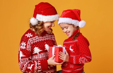 Mutlu aile anne ve kız çocuğu Noel hediyeleriyle 
