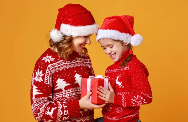 Felice madre di famiglia e figlia bambino con regali di Natale su — Foto Stock