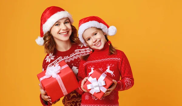 Ευτυχισμένη οικογένεια μητέρα και παιδί κόρη με χριστουγεννιάτικα δώρα για — Φωτογραφία Αρχείου