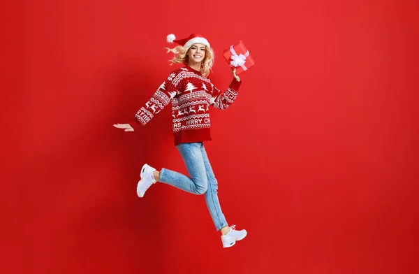 Chica feliz se prepara para la Navidad y paquetes de regalo — Foto de Stock