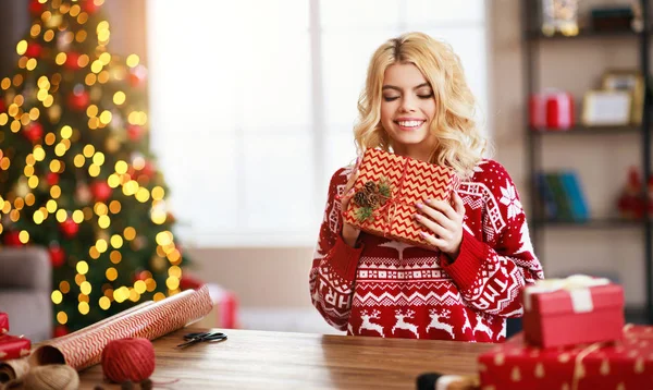 Šťastná dívka se připravuje na Vánoce a balení dárek — Stock fotografie
