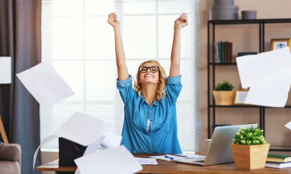 Jong gelukkig zakenvrouw werken op computer en kotst omhoog — Stockfoto