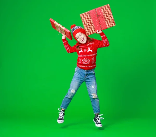 Gelukkig grappig kind meisje in rode kerst hoed met cadeau springen — Stockfoto