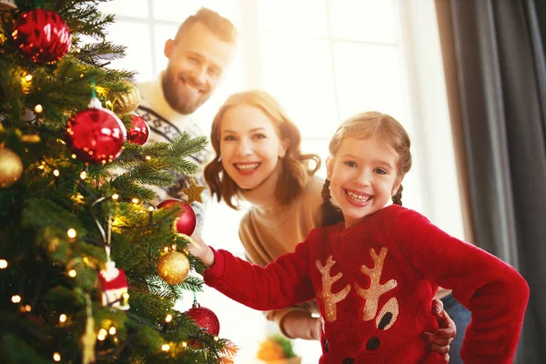 Feliz familia madre, padre e hija decorar Christma —  Fotos de Stock