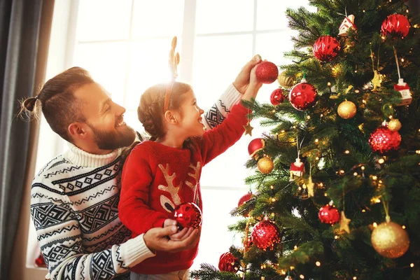 Mutlu aile babası ve kız çocuğu Noel ağacını süsledi — Stok fotoğraf