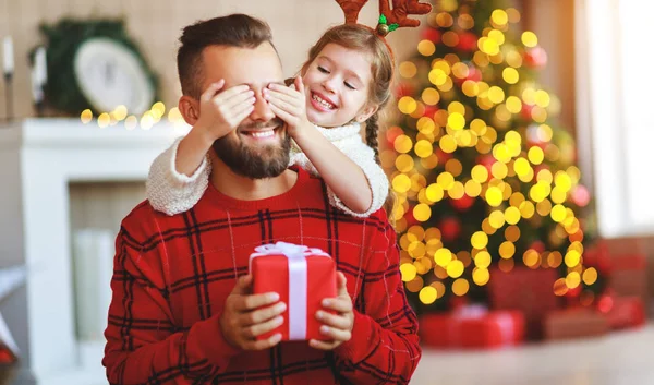 幸せな家族の父と子供の娘がクリスマスプレゼントを — ストック写真