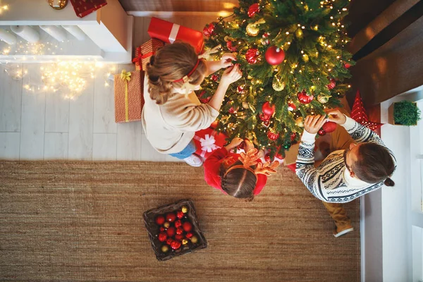 幸せな家族の母、父と子供の娘はクリスマスを飾る — ストック写真