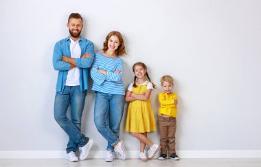 Mutlu bir aile, anne, baba ve çocuklar.