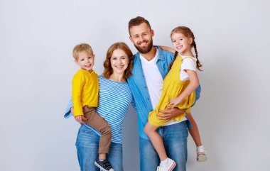 Mutlu bir aile, anne, baba ve çocuklar.