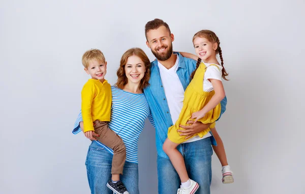 Heureux famille mère père et enfants fille et fils près d'un — Photo