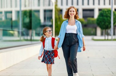 Mutlu anne, küçük okul kızını Clas 'in ilk gününde okula götürüyor.