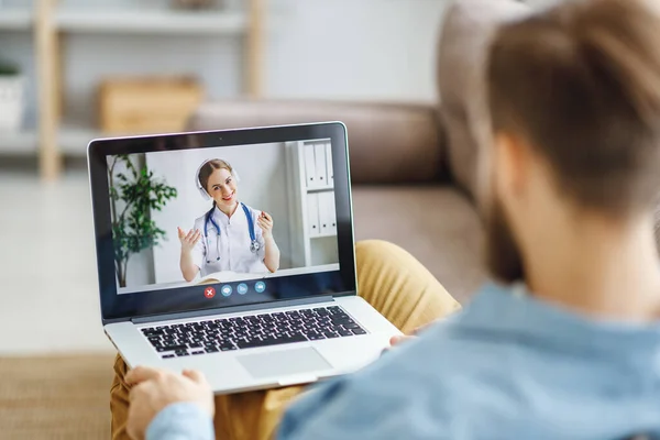 Ung Man Genomför Videokonferens Video Chat Samråd Med Kvinnlig Läkare — Stockfoto