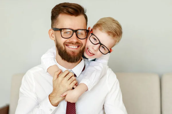 Glückliche Familie Vatertag Vater Weißem Hemd Und Krawatte Und Kleiner — Stockfoto