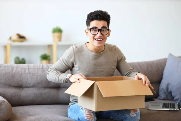 Homem Étnico Feliz Óculos Sorrindo Desembalando Caixa Cartão Entrega Com — Fotografia de Stock