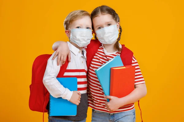 Junge Und Mädchen Masken Tragen Schulbücher Und Umarmen Sich Auf — Stockfoto