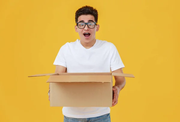 Surprised Ethnic Young Male Glasses Cartoon Box Opened Mouth Yellow — Stock Photo, Image